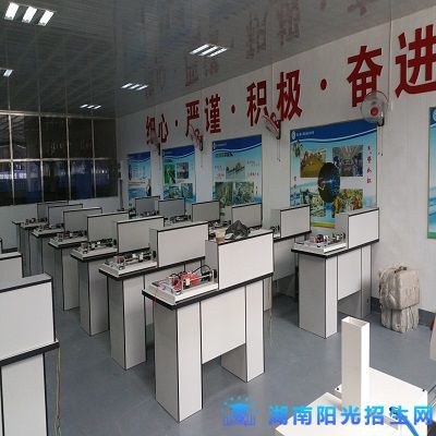 洞口工貿(mào)職業(yè)技術(shù)學(xué)校2022年招生辦聯(lián)系電話及計(jì)算機(jī)軟件開(kāi)發(fā)與維修專(zhuān)業(yè)介紹